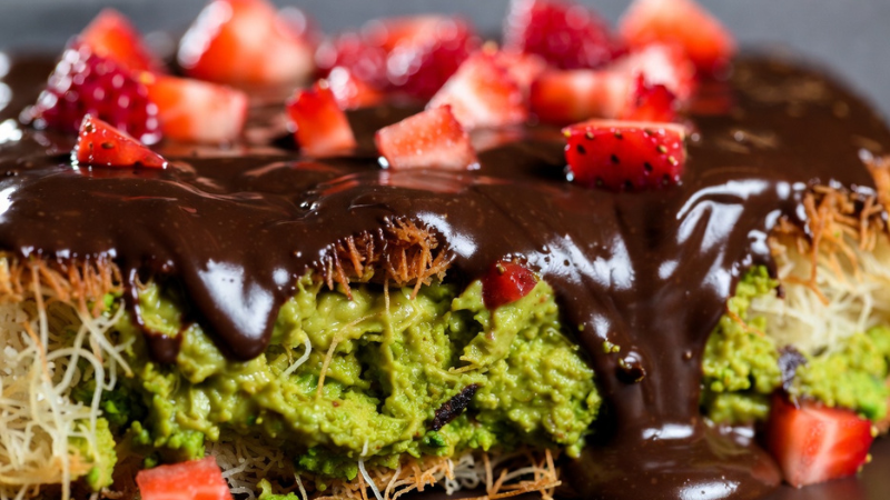 crispy kunafa and pistachio layer in dubai chocolate strawberries